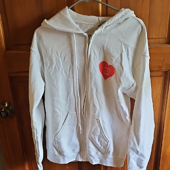 Gildan Tops - Gildan White Hoodie with Red Heart